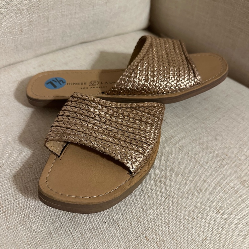 Women’s Chinese Laundry Bronze Woven Flat Sandal 7.5 NEW